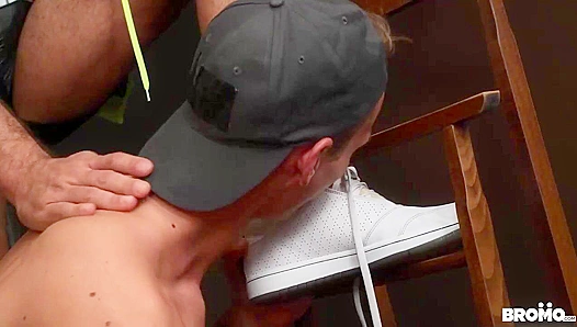 Sweat-Drenched Foot Worship Rough Fuck: David Dee Goes Wild – BromoUSA 18+