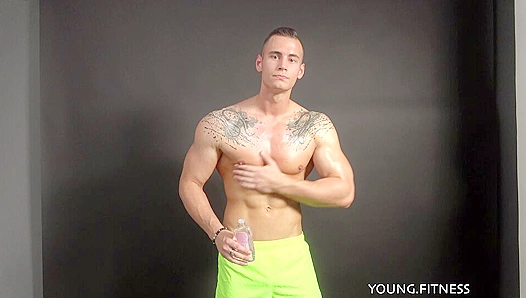 Oiled-Up Hunk Rubs Thick Lube Across His Chiseled Pecs – EastBoyHeat 18+