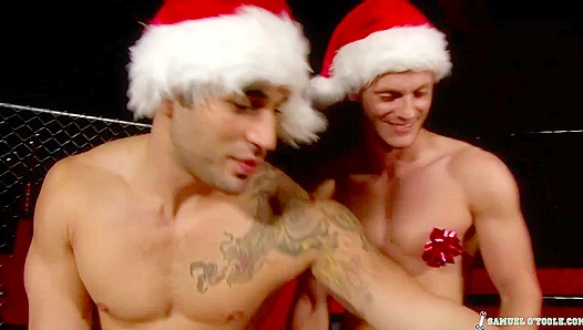 Samuel Aarons Steamy Christmas Encounter – Naughty Yule Logs – GayPornXmas 18+