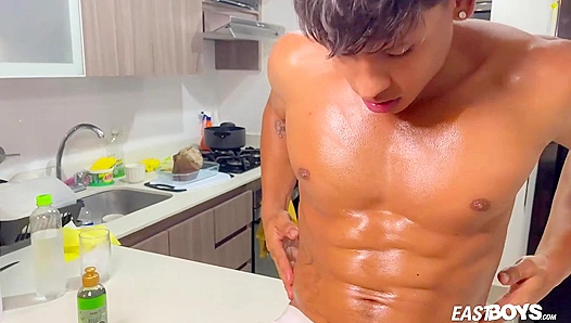 Pretty Boy Damond Teases EastCoast Men With Irresistible Allure – 18+