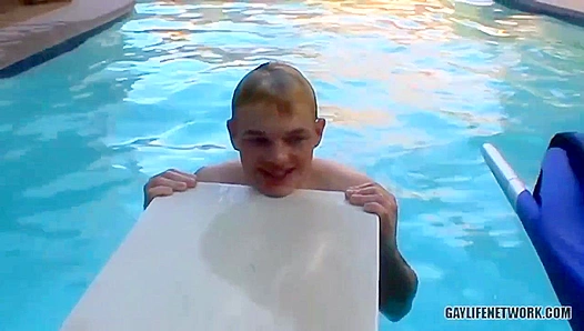 Poolside Fire: Jeremiah Caseys Steamy Bareback Ride – Lollipop Twinks