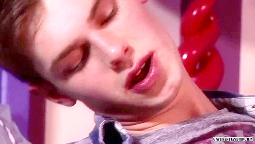 Mckensie Dominates Drake in Hot Twink Action – LollipopTwinks 18+