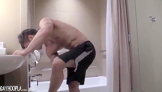 Zach Rodes flaunts his hard cock and sexy feet while jerking off – Hot Gay Action 18+