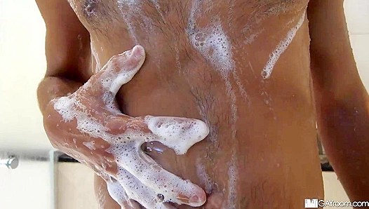 Oiled-Up Bodies Collide: Arad Dominates Finn in Hot Muscle Massage Session – 18+