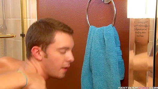 Steamy Reflections: Jay Cloud Jordan Fosters Hot Mirror Encounter – NextDoorTwinks 18+