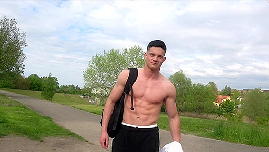 Buff Stud Shows Off Massive Bulge, Flexes Hard – EastBoys 18+