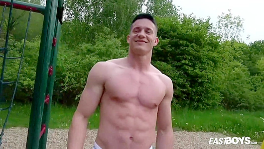 Buff Stud Shows Off Massive Bulge, Flexes Hard – EastBoys 18+