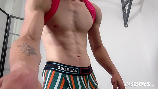 Muscle God Daniel Donovan Flexes Dominates – EastBoys 18+