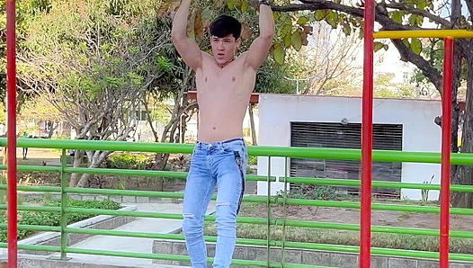 Muscle God Robin Zanders Creams Hard After Oiled-Up Workout – EastBoys