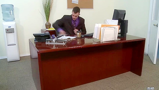 Bryce Cliff Heat Up the Office with Steamy Gay Desk Sessions – XTube 18+