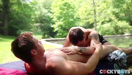 Connor Levi Goes Wild Fisting Outdoors in Sweltering Heat – GayPornHub 18+