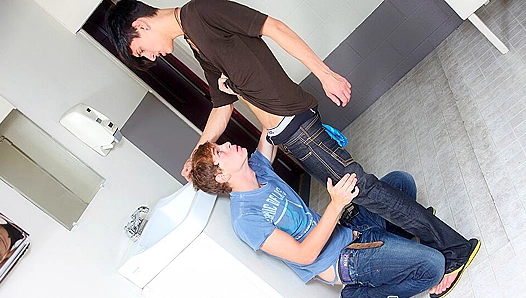 Jayden Takes Charge as Jae Tops—An Intense Jock Encounter – GayPornFlux 18+