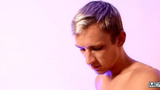 Hot Encounter in Tight Quarters: Theo Braves Edwards Massive Load – Raw Gay Action