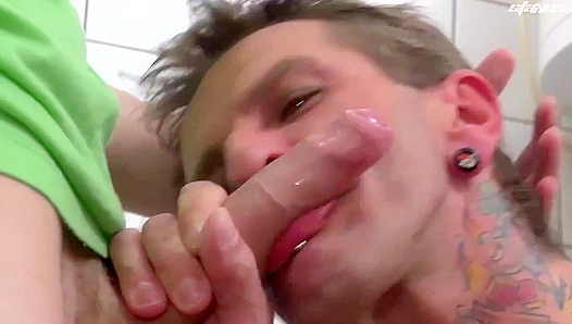 Tight Twink Takes Massive Load from Tattooed Beast – Steamy Threesome Ride