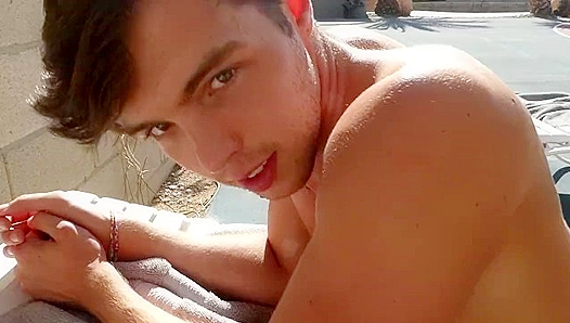 Majestic Meat: Huge Hunk Flexes His Throbbing Veined Monster — MachoMusculosos 18+