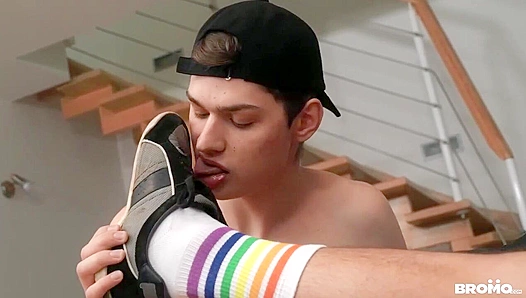 Jamie Owen Devours Smelly Shoes Socks in Steamy Fetish Scene – BromoUs