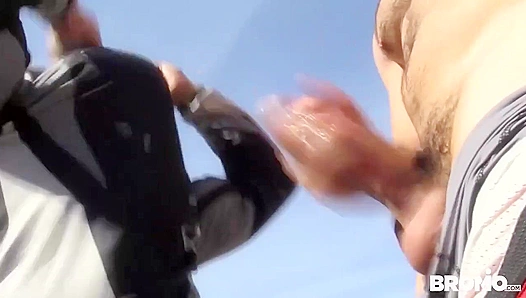 Leon Aspen Goes Wild: Hot Muscle Studs Steamy Outdoor Hookup – BromoUS