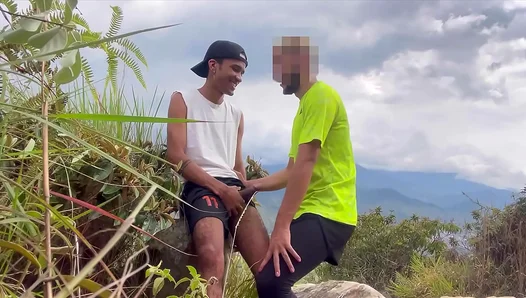 Steamy Encounter: Strangers Bold Move Ignites Wild Public Flirtation – 18+
