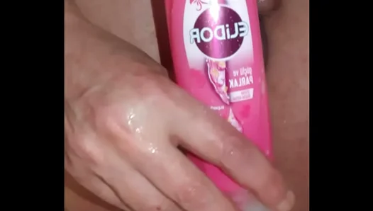 First-Time Solo: Amateur Guy Uses Shampoo Bottle for Steamy Anal Play – Gay XXX