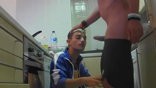 Blowjob Chaos: Amateurs Go Wild with Hungry, Steaming Oral Action – GayPornX 18+