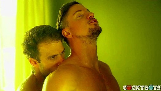 Deep anal ride as Gabriel Clark takes Skyy Knoxs massive muscle load hard—unleashed