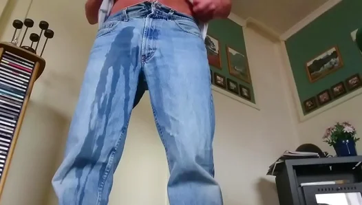 Roger Virre Unleashes Hot Streams in Wild Amateur Pisshaming – NaughtyLads 18+