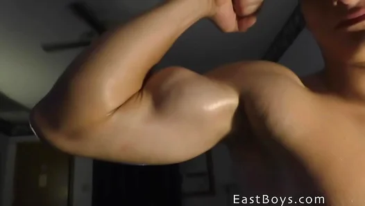 Dylans Massive Muscles on Display in Steamy Workout Fetish Scene – Big Gains, Hard Core