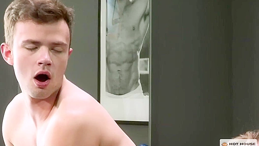 Logan Cross Swallows Austin Averys Thick Load Post-Workout – Steamy Gay Scene
