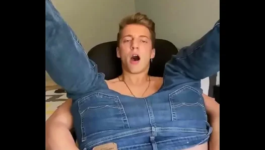 Solo Ride Gets Intense: Finger-Fuck Fun Thats Steaming Hot – GayPornFun 18+