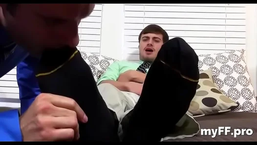 Craving Those Soles: Muscle stud Devours Foot Fetish in Raw Glory – GayFetish 18+