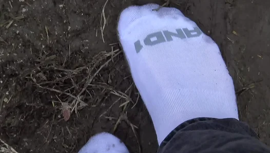 Muddy Feet, Soaked Socks: Hot Outdoor Footplay Action – RawGayFun 18+