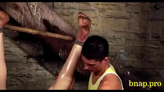 Dominant Top Takes Control with Seductive BDSM Rope Play – 18+