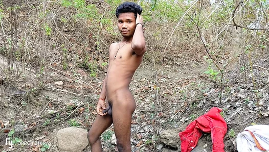 Sizzling Heat: Young Desi Lovers Entwined in Wild Outdoor Passion – 18+