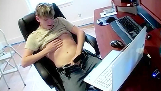 Hot Solo Ride: Horny Collegian JERKS Off HARD Til Completion – BoyzParty