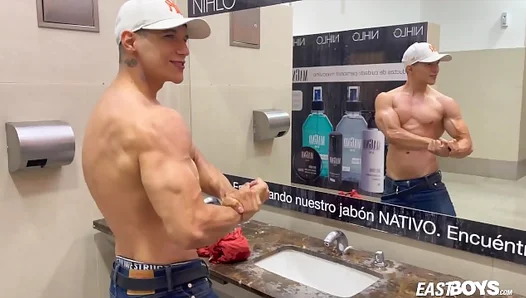 John Biancos Ripped Body On Display: Steamy 18+ Muscle Worship – TinyGays