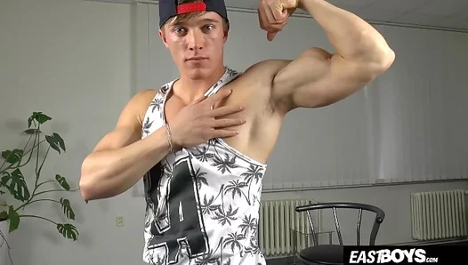 Larry McCromick Flaunts Ripped Physique — Naked Twink Workout Fantasy 18+