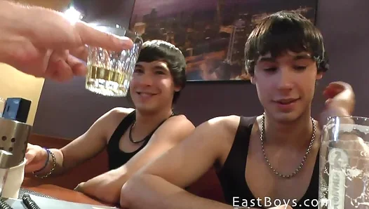 Steamy Nights: Hot Gay Hookups with Stunning Men – AstonMen 18+