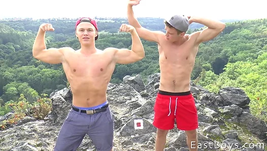 Biceps Bulge During Steamy Summer Handjobs – Muscle Action Gets Hotter – Gay Adventures
