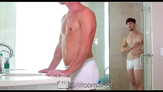 Scott Riley Takes Control: Steamy Shower Encounter with Zee Knox – GayRoom 18+