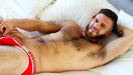 Bareback Beauty Channels Mahomes Vibes in Steamy Solo Ride – GayHoopla 18+